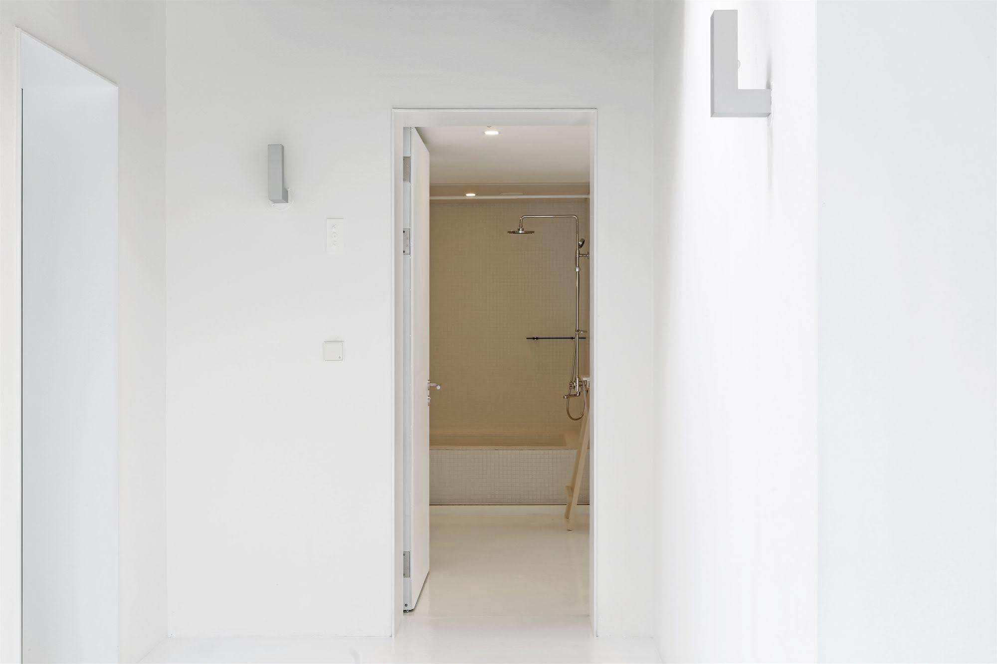 Small House Big Door Seoul Exterior foto